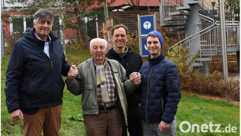 Karl Pappenberger pflanzte eine Esskastanie im städtischen Waldbad. Mit dabei waren Bürgermeister Edgar Knobloch (links), der zum 100-jährigen Geburtstag gratulierte, seine Söhne Günter und Karlheinz (nicht auf dem Bild) und Enkel Julian. Bild: Karlheinz Pappenberger
