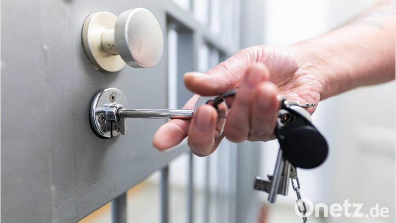 Wegen Körperverletzung mit Freiheitsberaubung muss ein 23-Jähriger für 15 Monate hinter Gitter. Symbolbild: Michael Matthey/dpa