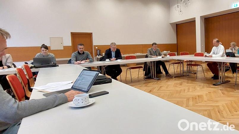 Michael Cerny (Vierter von links) leitete die Sitzung des Zweckverbands Berufsschulen Amberg-Sulzbach im Beruflichen Schulzentrum Sulzbach-Rosenberg Bild: mfh