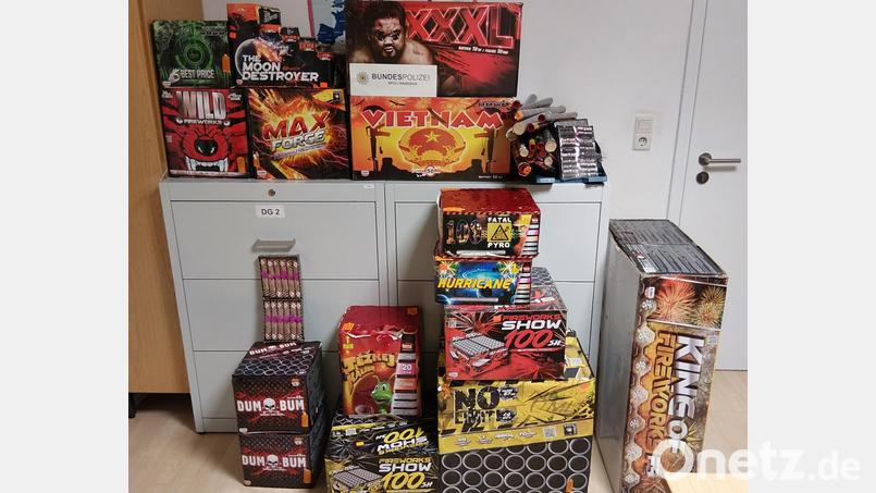 Die Bundespolizeiinspektion Waidhaus hat einen illegalen Transport von 230 Kilogramm Pyrotechnik gestoppt. Bild: Bundespolizei