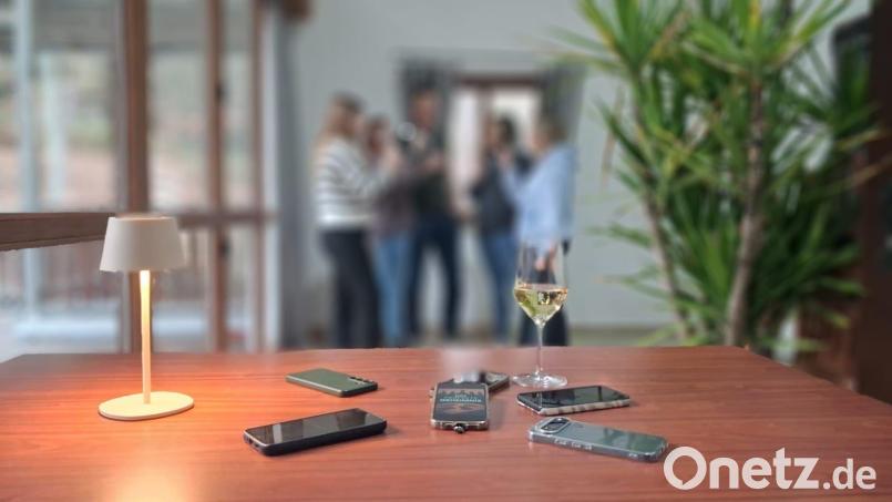 Die Geschichte &quot;mit den Handys&quot; haben 2019 viele im Kino gesehen: 2026 spielt die Freilichtbühne am Buchberg die Komödie &quot;Das perfekte Geheimnis&quot;, für die der Vorverkauf am 1. Dezember startet. Bild: Thomas Reiß