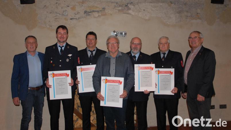 Von links: Zweiter Bürgermeister Mathias Huger, Robert Meßmann, Volker Respondek, Georg Koller, Harald Scheuerer, Englbert Edenharter und Dritter Bürgermeister Martin Bauer. Bild: pop