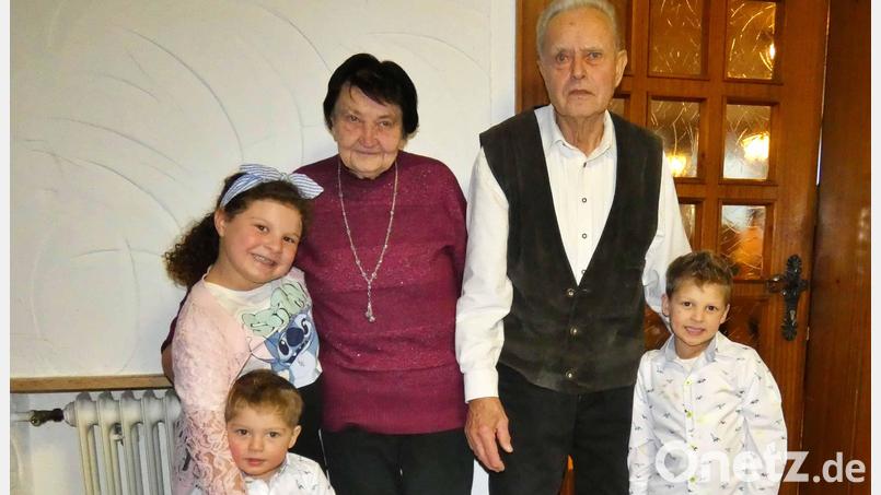 Der Jubilar Helmut Renner mit seiner Frau Frieda und seinen Urenkeln Emelie, Benno und Thilo (rechts) Bild: hdk