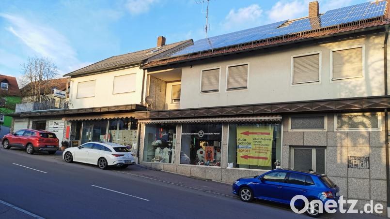 Das Geschäftshaus &quot;Elektro Pickl&quot; verfügt über eine lange Schaufensterfront in der Bezirksamtstraße. Am 30. Dezember öffnet sich die Ladentüre ein letztes Mal für Kunden. Bild: Portner