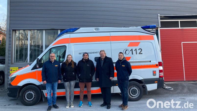 Die Firma BePo Erdbau übergab einen vollständig ausgestatteten Rettungswagen an den Arbeiter-Samariter-Bund Kronach. Bild: Schultes