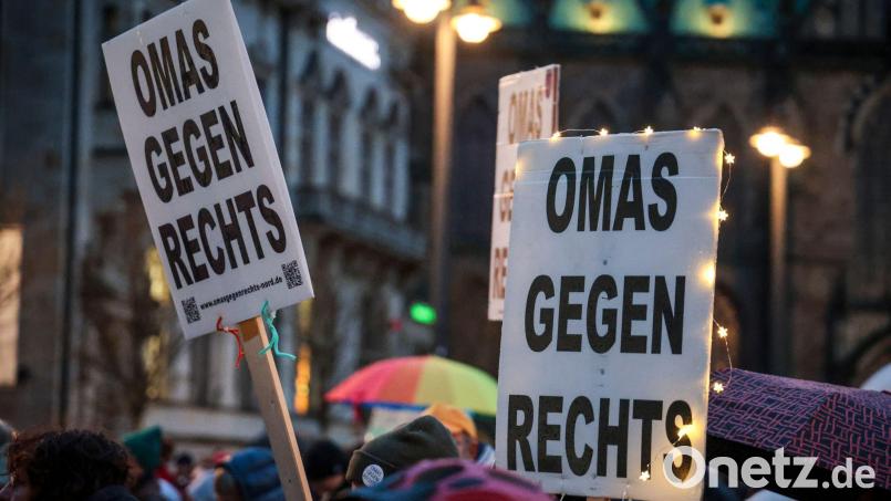 Die Initiative Omas gegen Rechts wird gleich in zwei Bundesländern geehrt - gemeinsam mit einem Musikprojekt in Dresden. (Archivbild) Bild: Focke Strangmann/dpa