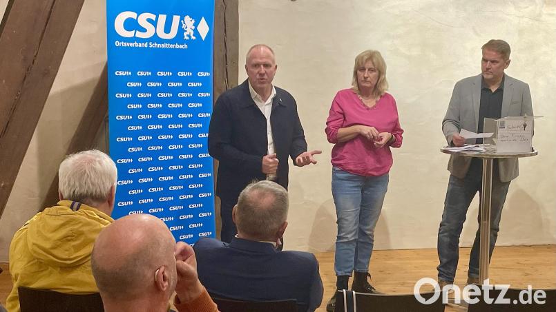 Moderator Stefan Reindl (rechts) sorgte mit den Bürgern dafür, dass Bürgermeister Marcus Eichenmüller und die Stadträte den ganzen Abend über gefordert waren. Bild: Gerhard Krones