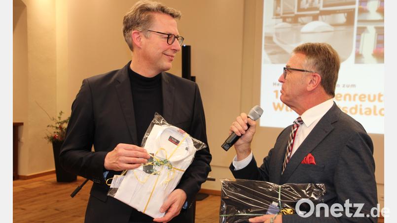 Bürgermeister Franz Stahl (rechts) überreichte an Markus Blume ein schwarzes und ein weißes Hemd. Bild: kro