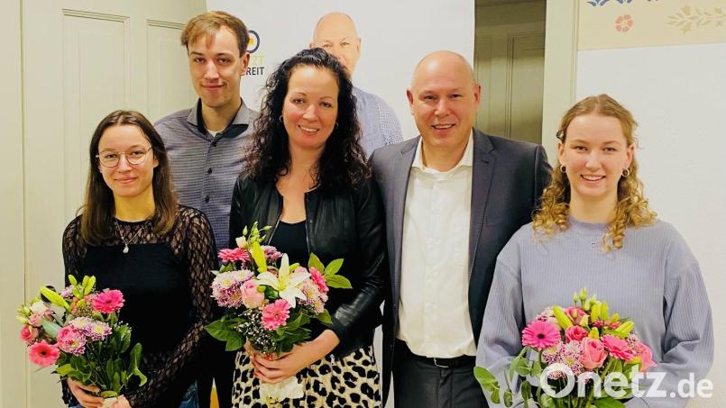 Bildunterschrift: Volle Unterstützung erhält Bürgermeisterkandidat Markus Preisinger von seiner gesamten Familie. Hier mit Ehefrau Melanie und den Kindern Marina, Mareike und Michael. Bild: Florian Löw/exb