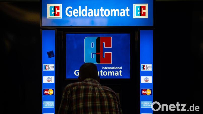 EU-Unterhändler haben sich auf neue Regeln zu Bargeldzugang und gegen Online-Betrug geeinigt. (Symbolbild) Bild: Hannes P. Albert/dpa