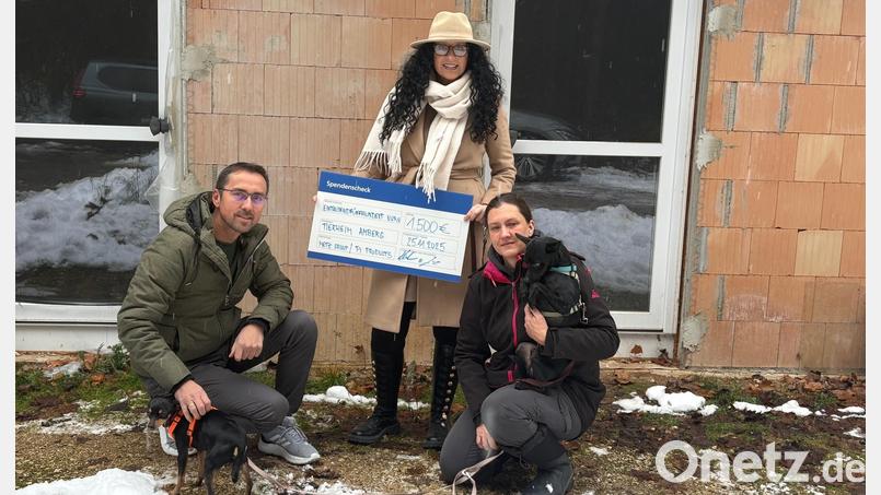 Die Metz Group überreicht dem Tierheim Amberg eine Spende von 1500 Euro. Bild: Aneta Lange-Snajdrova