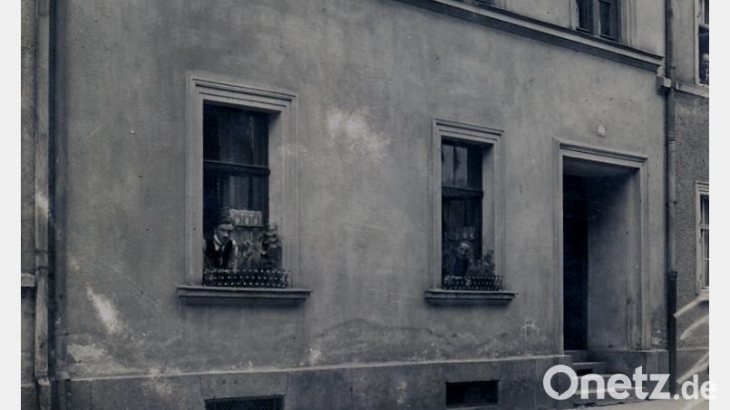 Synagoge in Weiden, Ringstraße 17, um 1910: Betsaal (oben), Schule und eine Hausmeisterwohnung (unten) befanden sich auf engstem Raum unter einem Dach. Am 9. November 1938, einem Mittwoch, stürmten SA- und SS-Männer das Gebäude. Bild: Privatarchiv Thomas Dobler