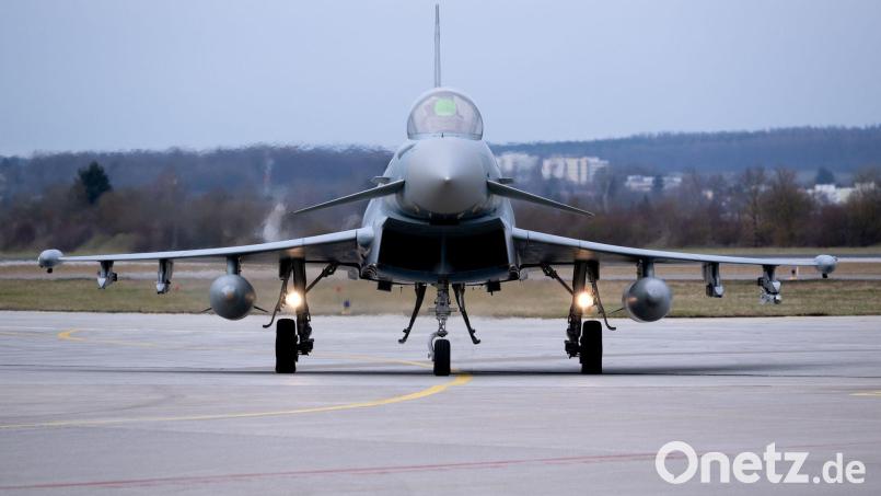 Kampfjets der Bundeswehr dürfen in Tieffluggebieten kurzzeitig auf knapp 80 Meter Höhe absinken. (Symbolbild) Bild: Sven Hoppe/dpa