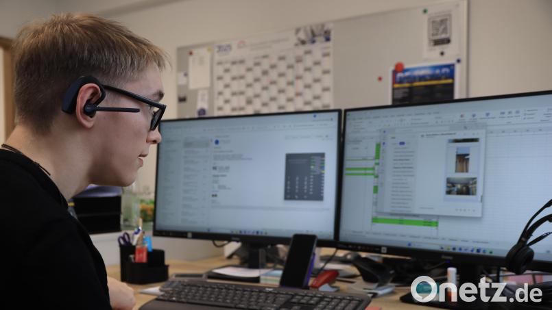 Ein Blick in den Ausbildungsalltag: Sebastian nutzt Spracherkennungssoftware und Headset, um seine Aufgaben zu erledigen. Bild: olr