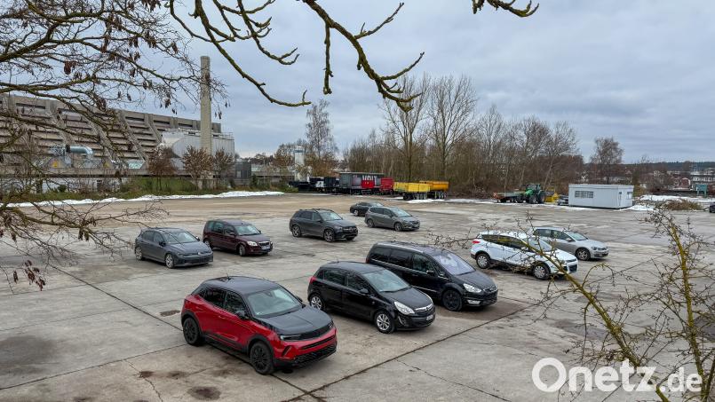 Neben der Glaskathedrale am Bergsteig wird eine neue Halle gebaut, die künftig "Amberlino" beherbergt: Ambergs ersten Indoor-Spielplatz. Im Herbst 2026 soll sie eröffnet werden. Bild: Petra Hartl
