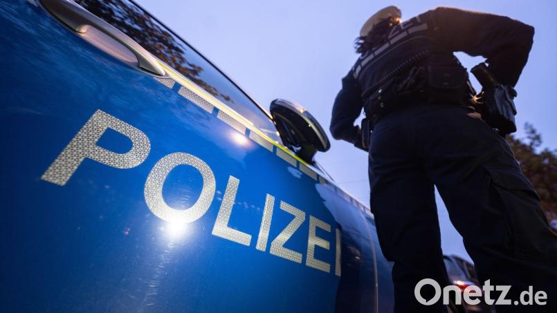 Die Polizei ermittelt nach einer Unfallflucht in Wackersdorf. Symbolbild: Marijan Murat/dpa