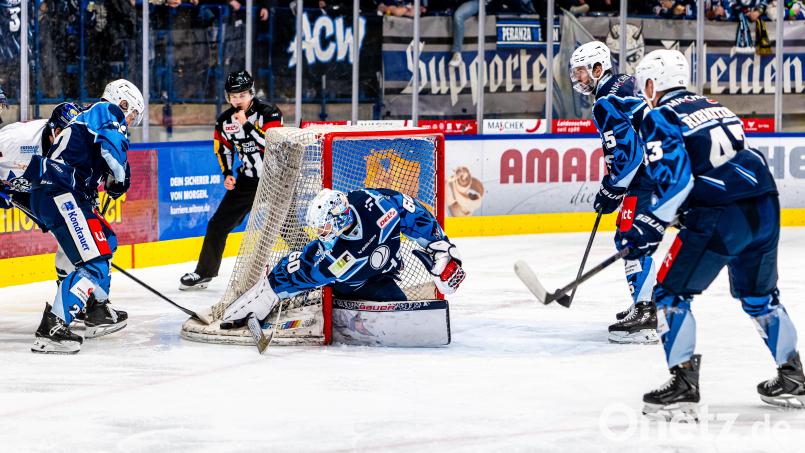 Felix Noack wird am kommenden Wochenende das Tor der Blue Devils gegen den EC Bad Nauheim und den EV Landshut hüten, nachdem Simon Wolf vorerst wieder beim EHC München unterwegs ist. Auf eine Rückkehr von Tyler Ward und Zach Tsekos dürfen sich Devils-Fans noch nicht freuen. Bild: Elke Englmaier