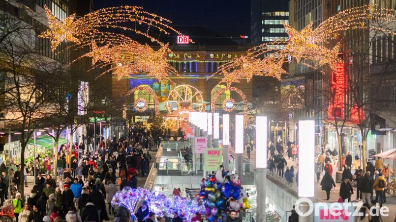 Die weihnachtlich geschmückte Innenstadt von Hannover. Viele Einzelhändler fürchten in diesem Jahr ein schlechtes Weihnachtsgeschäft. (Symbolbild) Bild: Julian Stratenschulte/dpa