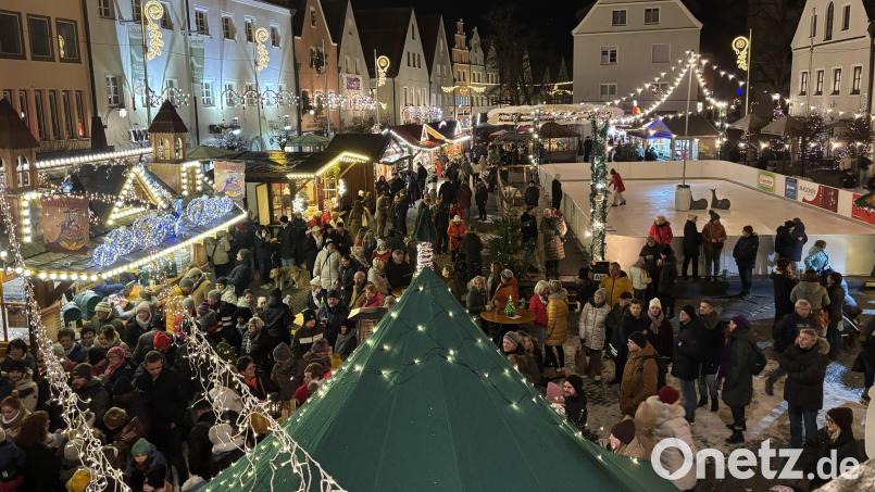 Großer Andrang zur Eröffnung des Christkindlmarkts in Weiden. Bild: mcl