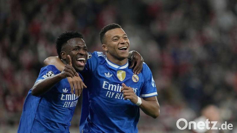 Kylian Mbappé (r) und Vinicius Junior von Real Madrid feiern den Champions-League-Sieg in Piräus. Bild: Petros Giannakouris/AP/dpa