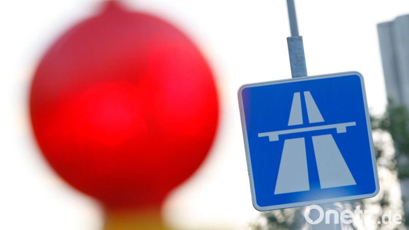 Ein beschädigter Gullydeckel sorgt für einen Unfall auf der Autobahn 9. (Symbolbild) Bild: Florian Schuh/dpa