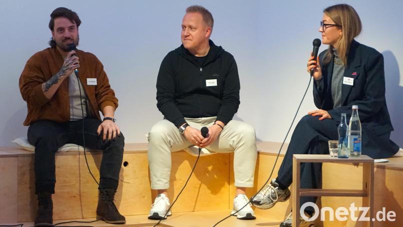 Thomas Haberl (Mitte), der aus Schwandorf stammt, hat 2023 sein Start-up verkauft – für einen "annähernd dreistelligen Millionenbetrag". Links neben ihm sitzt Timo Schertel, der seine Firma ebenfalls veräußert hat. Beide sprechen im "Stadtlabor+" in Amberg über ihren Exit. Bild: jut