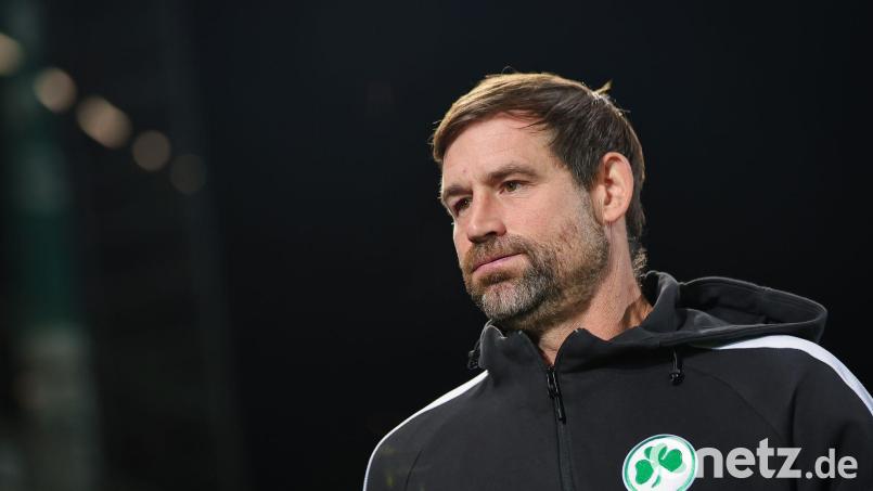 Für Trainer Thomas Kleine steht eine wichtige Partie mit den Fürthern an. (Archivbild) Bild: Daniel Karmann/dpa