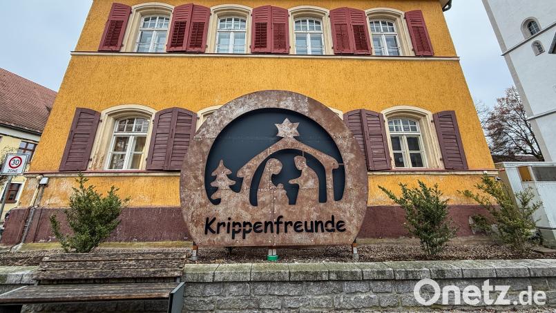 Die Schnaittenbacher Krippenfreunde bieten wieder einen Krippenweg an. Ihre Freikrippe in Rostoptik am Marktplatz ist ein wahrer Hingucker. Bild: Petra Hartl