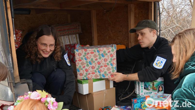Einschläge von Granaten und Schüsse aus Maschinengewehren waren zu hören, als Alexander Krauß und seine Mitstreiter bei einer vorherigen Weihnachtsaktion (Bild) Geschenke an die Menschen in einem Dorf in der Nähe von Kostjantyniwka verteilten. Bild: Alexander Krauß