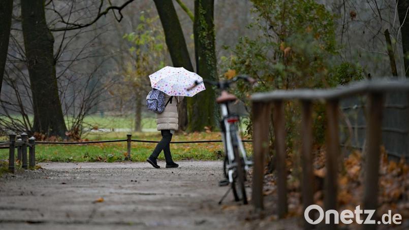 Es bleibt herbstlich grau und winterlich glatt. Bild: Malin Wunderlich/dpa