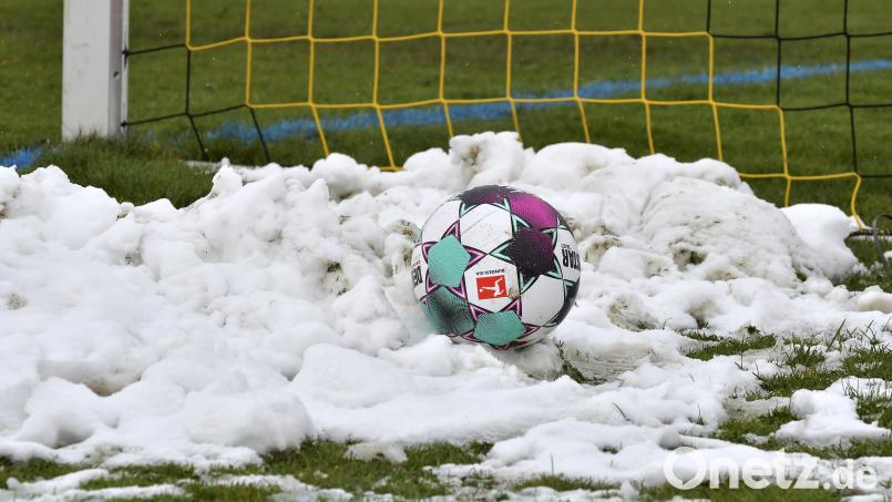 Bei der aktuellen Witterung scheint es wenig realistisch, dass der Ball am kommenden Wochenende in den regionalen Amateurligen noch rollt. Doch frühzeitige Absagen sind trotzdem nicht möglich. Warum ist das so? Bild: Hubert Ziegler