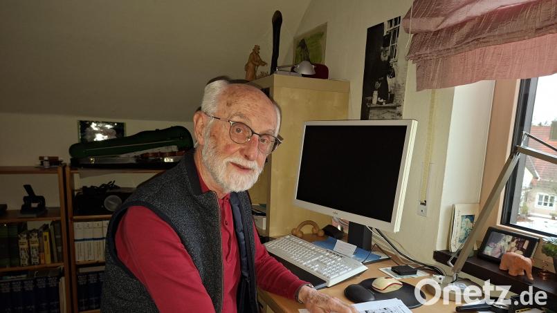 Günther Langhammer erzählt in seinem Arbeitszimmer über sein neues Buch &quot;Was wir euch noch erzählen wollten&quot;, in dem er die Lebensgeschichten von 36 Neustädterinnen und Neustädtern zusammengefasst hat. Bild: prh