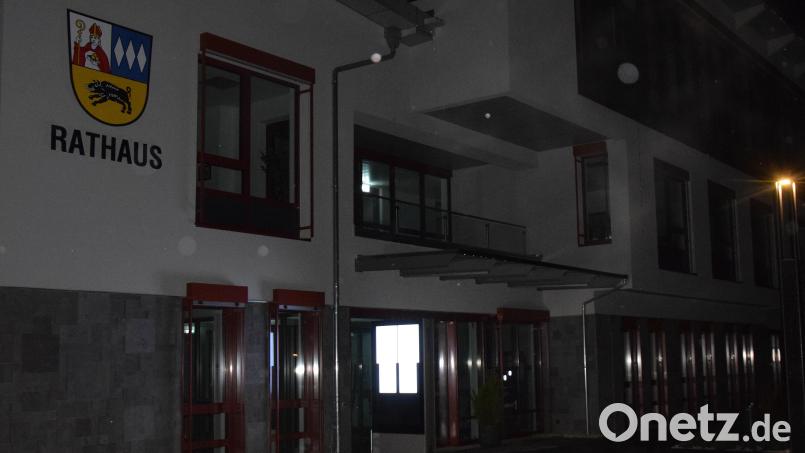 24 Ebermannsdorfer Weihnachtsfenster leuchten heuer zum ersten Mal in der Gemeinde. Etwas Besonderes ist die Weihnachtsdienststelle beim Rathaus in der Neuen Mitte. Geöffnet wird sie am 23. Dezember 2025 ab 16.00 Uhr. Dann gibt es Plätzchen, Glühwein, Tee und Kinderpunsch. Bild: Paul Böhm