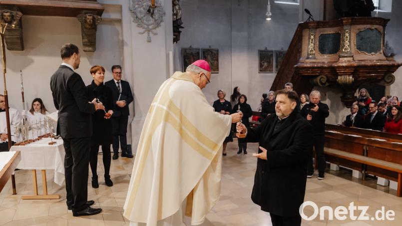 Die Übergabe des Kreuzes ist das Kernritual des Beauftragungsgottesdienstes. Bischof Rudolf Voderholzer sprach dabei: "Empfange das Zeichen unseres Glaubens." Alexander Hörl war einer von 37 Katechisten, die Mitte November ausgesandt wurden. Bild: KEB im Bistum Regensburg, Vanessa Goerke