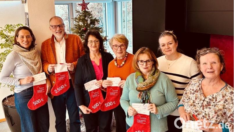 Insgesamt 2500 Euro gab es dieses Jahr als Weihnachtsüberraschung für Amberger Vereine. Stadtwerke-Geschäftsführer Frank Backowies (Zweiter von links) übergab die Spenden. Bild: Karoline Gajeck-Scheuck