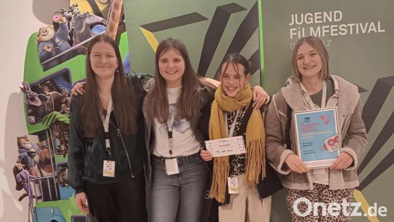 Die glücklichen Gewinnerinnen beim Jugendfilmfestival Melissa Plotts, Leni Arnold, Eva-Marie Merkl und Sofie Guttenberger (von links). Bild: Sylvia Arnold