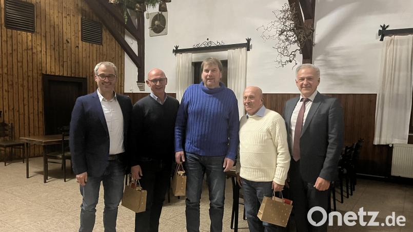 Geschäftsführer Markus Hösl, Omnibusfahrer Werner Hederer, Disponent Gerhard Schmidkonz, Omnibusfahrer Salman Kemal und Landrat Roland Grillmeier. Bild: Eska-Stiftlandkraftverkehr GmbH/Christina Schmidkonz