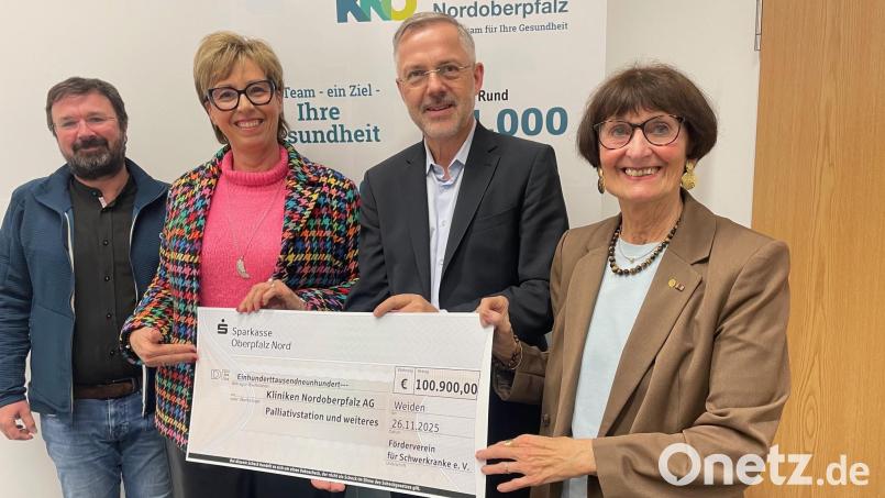 Robert Weiß, Sabine Zeidler (von links) und Waltraud Koller-Girke (rechts) übergaben an KNO-Vorstand Michael Hoffmann eine Spende über 100.900 Euro für Palliativpatienten und andere schwerkranke Menschen. Bild: Friedrich Peterhans, KNO AG