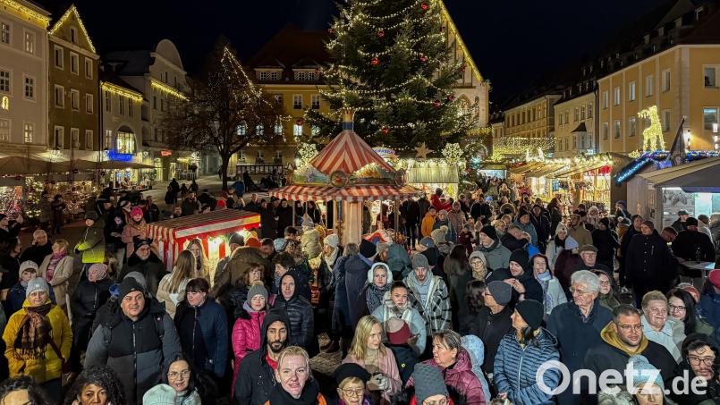 Der Weihnachtsmarkt in Amberg in seiner ganzen Pracht. Am Donnerstag, 27. November, eröffnete die Budenstadt, auf dem Marktplatz, die bis 23. Dezember geöffnet sein wird. Bild: Stephan Huber