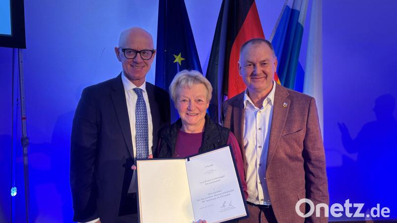 Für ihre ehrenamtliche Arbeit in der Gemeinde Ebermannsdorf wurde im Nationalmuseum in Nürnberg Renate Lichtenegger aus Ebermannsdorf mit dem Ehrenzeichen des Bayerischen Ministerpräsidenten für Verdienste im Ehrenamt geehrt. Dazu gratulierte Regierungspräsident Walter Jonas (links) und Bürgermeister Erich Meidinger. Bild: Uwe König