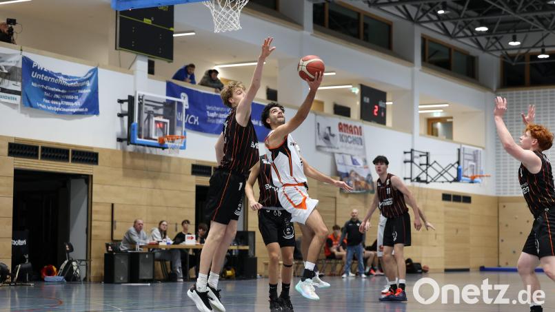 Die DJK Neustadt (im Bild Kapitän Liam Archer) ist in Bayreuth nur Außenseiter. Dennoch will das Team dem ungeschlagenen Tabellenführer einen großen Kampf liefern. Bild: Dieter Jäschke