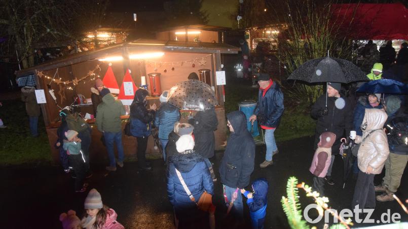 Stimmungsvoller Christkindlmarkt im Garten des Pfarrhofs Sankt Emmeram im letzten Jahr. Archivbild: fz