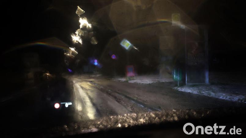 Regen auf kalten Boden verursacht der DWD-Vorhersage zufolge Glatteis im Südosten. (Archivbild) Bild: Karl-Josef Hildenbrand/dpa