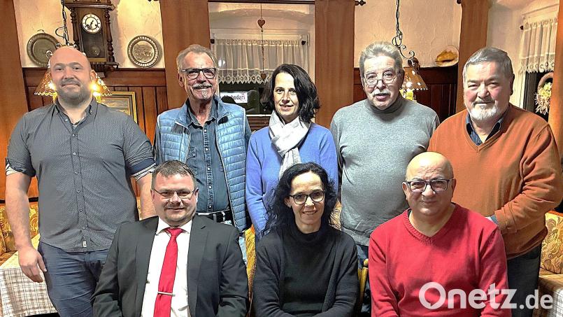 Der SPD-Landratskandidat Tino Bayer aus Pleystein und die Eschenbacher Bürgermeisterkandidatin Karolina Forster waren Gäste bei der Nominierungsversammlung der Kohlberger Marktratskandidaten um Vorstand Mehmet Begen (sitzend von links). Für die Sozialdemokraten bewerben sich Christopher Atchue, Karlheinz Neulinger, Kathrin Bezold, Lothar Pöll und Johann Müller (hinten von links). Bild: Karolina Forster