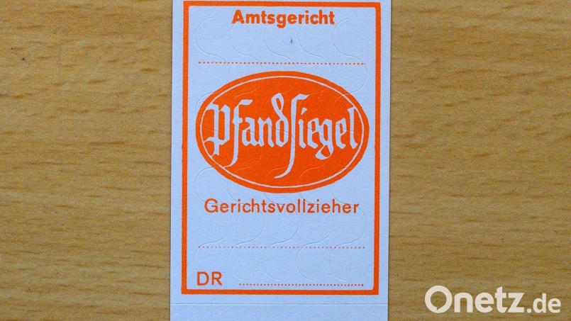 Gerichtsvollzieherinnen und -vollzieher sind eine der Berufsgruppen, die das neue mobile Alarmsystem testen sollen. (Symbolbild) Bild: Klaus-Dietmar Gabbert/dpa