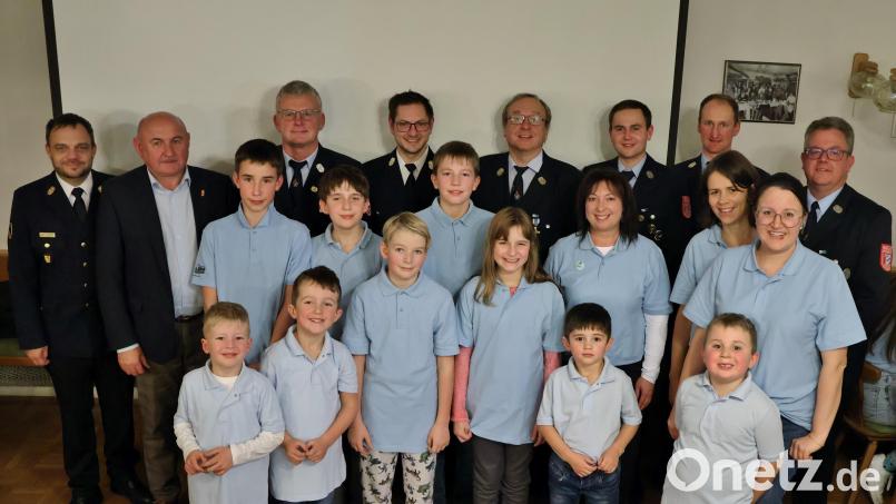 Die Kinderfeuerwehr Adlholz ist nun offiziell gegründet. Darüber freuten sich hinten stehend von links nach rechts: Kreisbrandinspektor Michael Iberer, Zweiter Bürgermeister Georg Götz, Fachbereichsleiter Kinderfeuerwehren Harald Schmidt, stellvertretender Kreisjugendwart Niklas Obermeier, 1. Kommandant Reinhard Bauer, Jenny Winklmann, 2. Vorstand Manuel Heindl, 1. Vorstand Florian Siegler, Claudia Graf, Melanie Pyka, Markus Rauscher und die Wichtigsten: die Kinder der Kinderfeuerwehr Adlholz. Bild: Markus Rauscher