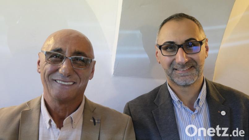 Aydin Ayten (links) mit seinem Sohn Tuncer, dem neuen OB-Kandidaten von Amberger Bunt. Bild: gsp