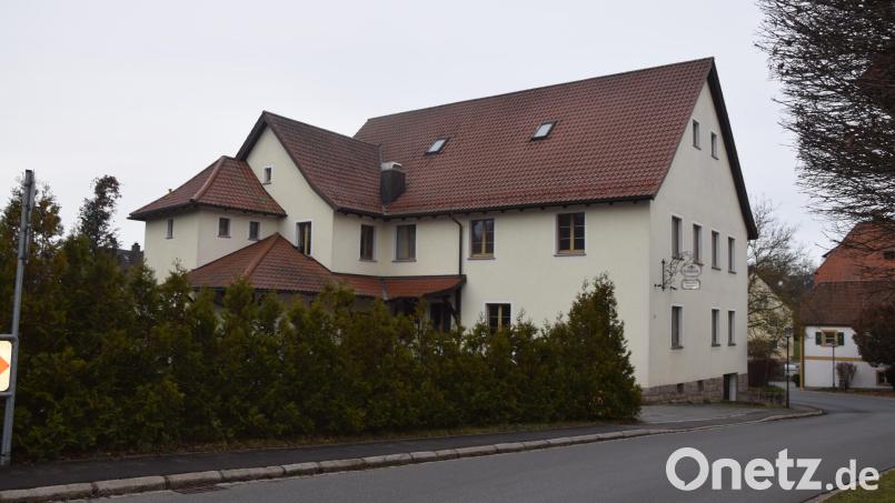 Das Gasthaus Hermann. Bürgermeister Martin Schregelmann gab bekannt, dass die Gemeinde Etzenricht das Gebäude gekauft hat. Bild: fz