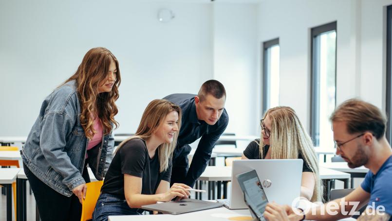Im Bachelorstudiengang Angewandte Wirtschaftsinformatik lernen Studierende wie Wirtschaft, IT und Digitalisierung zusammenwirken und wie daraus innovative Lösungen entstehen. Bild: Jolanda Selting/ OTH Amberg-Weiden