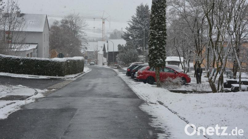 Die Schulstraße soll im Bereich der Grundschule (rechts) auf Tempo 30 beschränkt werden, war sich der Marktrat mehrheitlich einig. Bild: jr